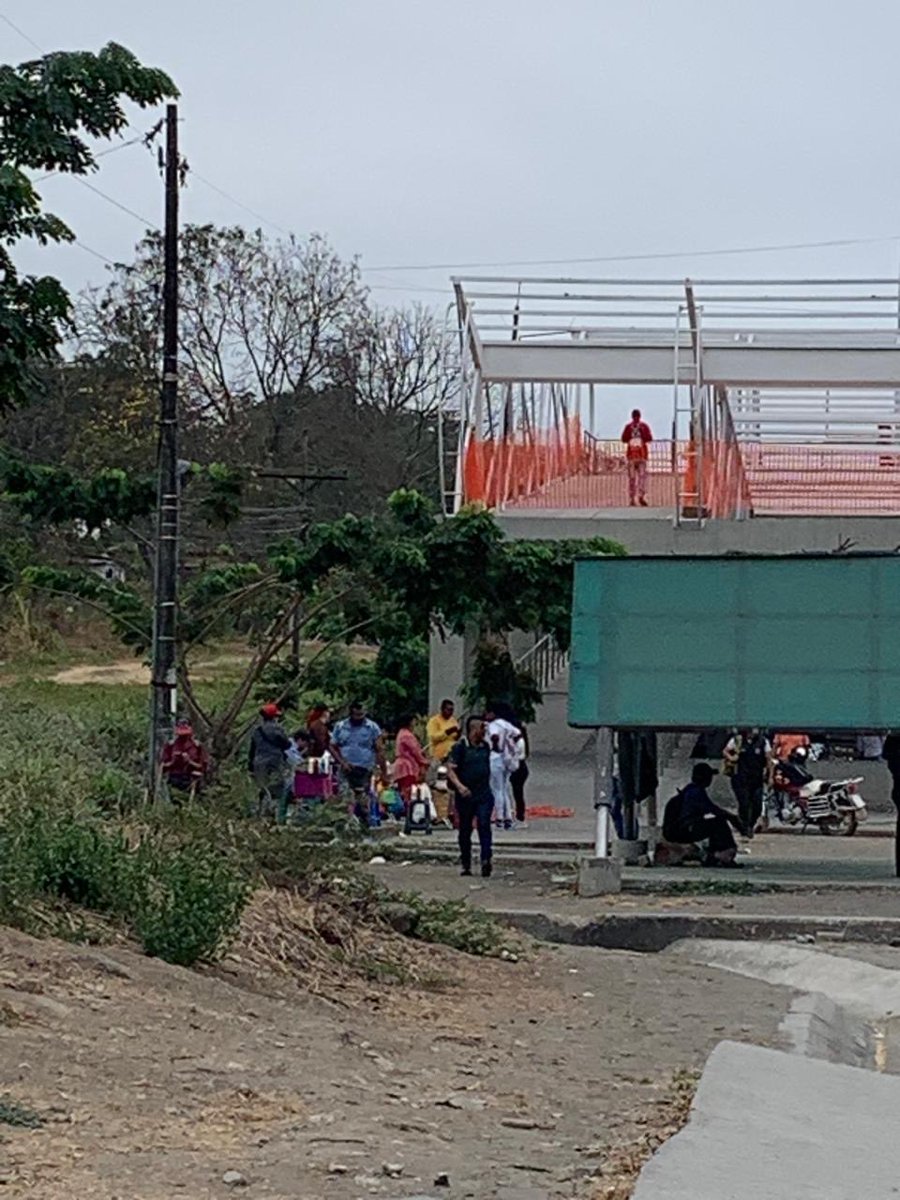 aLoGaray1's tweet photo. Paso peatonal a la altura de #BosquesDeLaCosta frente a #PuertoAzul existe presencia de informales que 😏ensucian el entorno con productos y sus necesidades biológicas 😩 y no permite que la ciudadanía del sector pueda realizar sus actividades normalmente.
#DenunciaCiudadana https://t.co/1W65VVccXU
