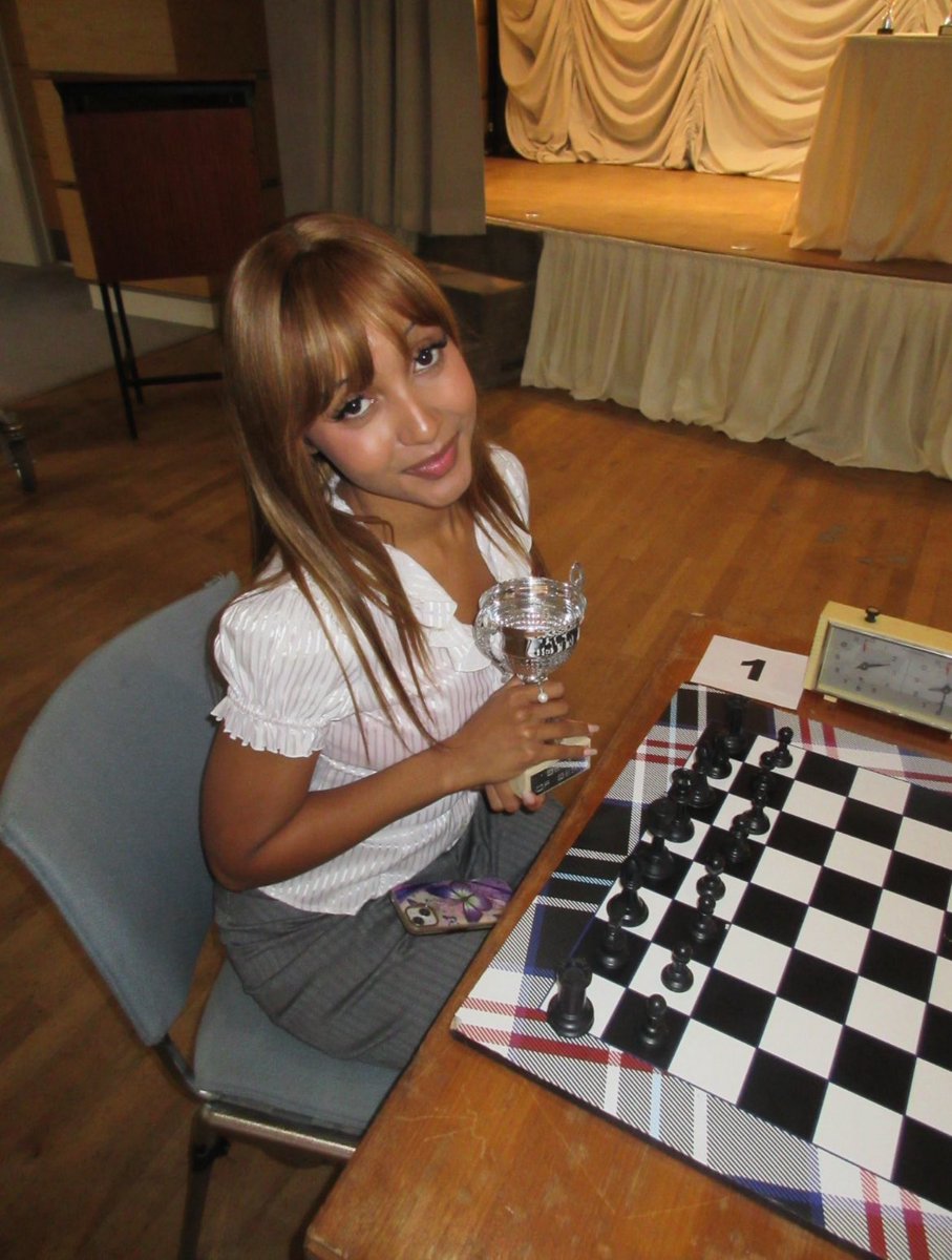 henriesays's tweet image. Por isso eu apoio relacionamento aberto! Um beijo não mata ninguém. A gente não ama todo mundo que beija. Ciúmes é só uma estratégia pra ter posse de alguém e transformar o relacionamento em um jogo. Quer fazer? Faz! Mas, se há acordos, sejam fiéis à aliança.