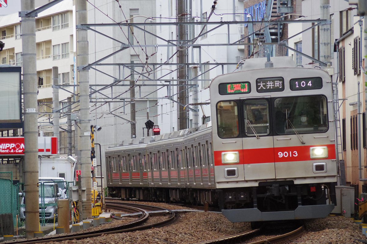 今日は鉄道の日！

今年あまり実車は撮っていないんですが、東急大井町線で運行中の9000系リバイバルカラーは個人的にアツいですね
グラデーションラインも明るくシャレてて好きだけど、平成一桁生まれにとっての東急車両ってやっぱりこの赤帯よ

乗車・撮影はマナーと安全を守ってお早めに！