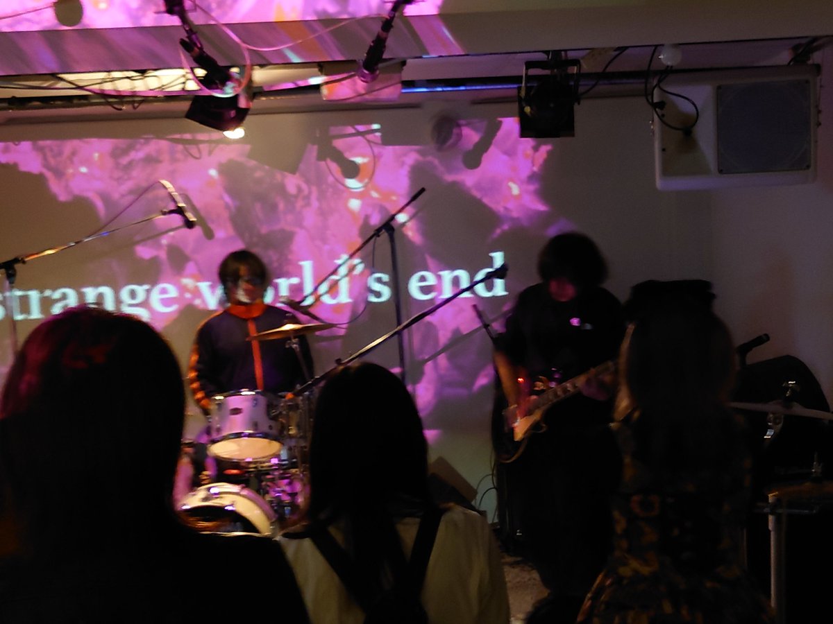 10/12
Suburban Neighbours - Vol.1

strange world's end

2ピース体制にして鬼の様な轟音爆音で切り裂いていてストレンジはやっぱり最高でした！！
ギターボーカルの飯田さんは音楽もカッコいいし自分の言葉通りに生きている姿勢も凄く尊敬する人なのですよ！！！