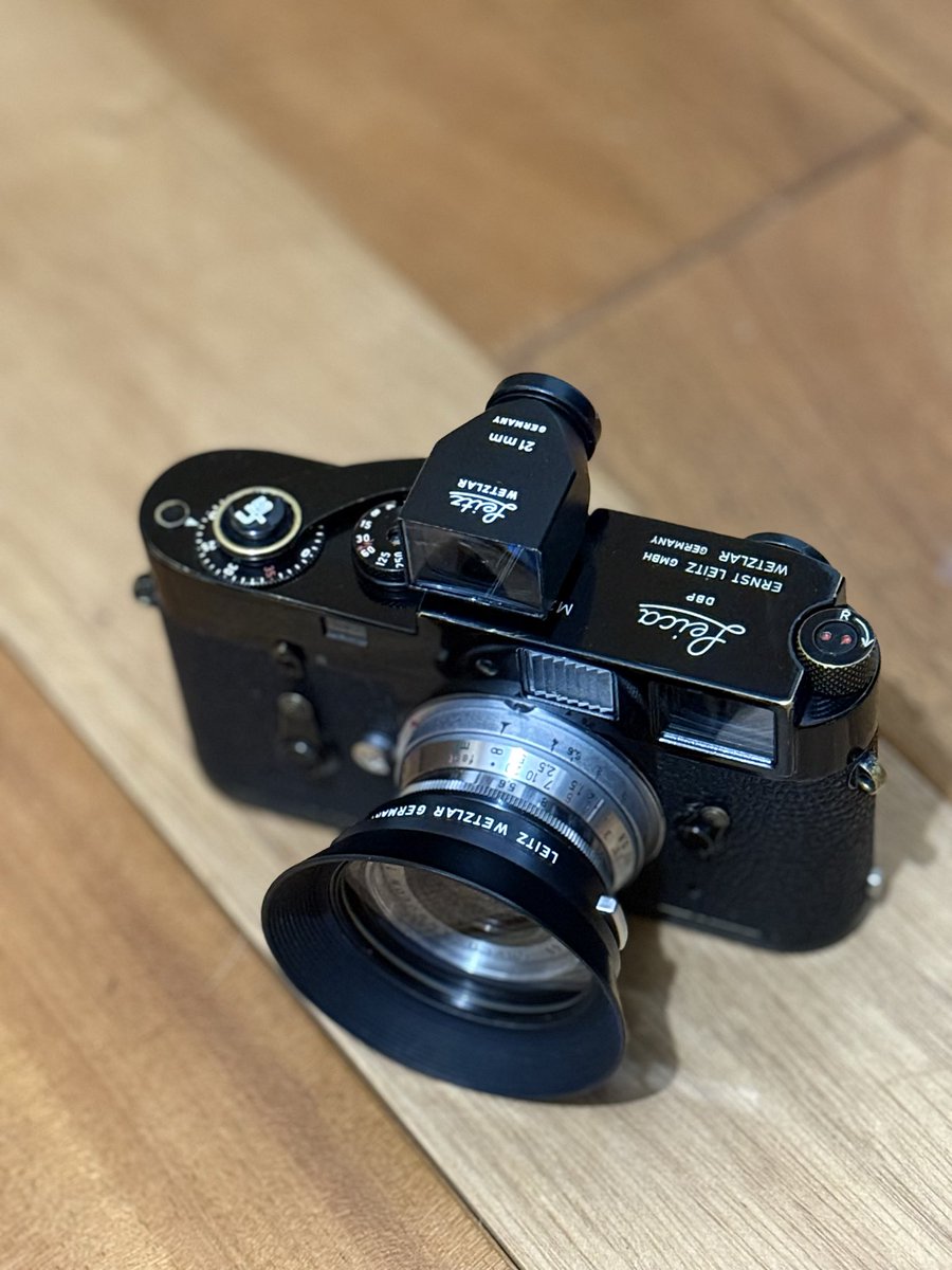H0Kubo's tweet photo. Super Angulon F4.0は、IWKOOがオリジナルフードだけど、これはプロトタイプのフード。

爪の数、ラッパの大きさともに同じ。
大きな違いがあるのは、F3.4のフードや12504と同じく、分割可能で、シリーズ7のフィルターが挟み込める点。
おかげで逆付けは不可。 https://t.co/a1nWTnOSCx