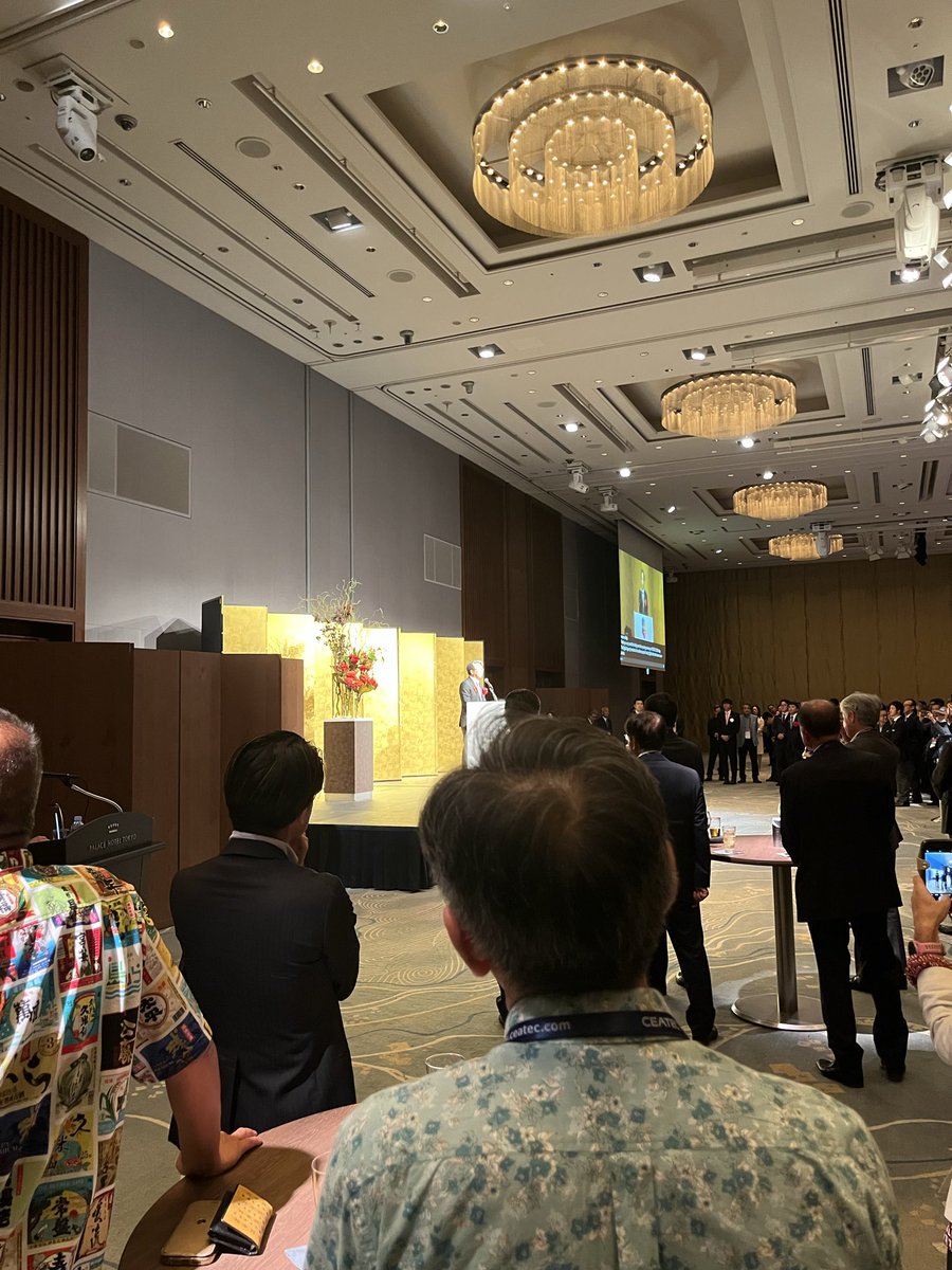 chakioxsmillin's tweet photo. CEATEC AWARD絡みで、本日はCEATECのレセプションに出席してきました！
VIPな皆様と美味しい食べ物にに囲まれてきました、、、！ https://t.co/D1PYFLDZft