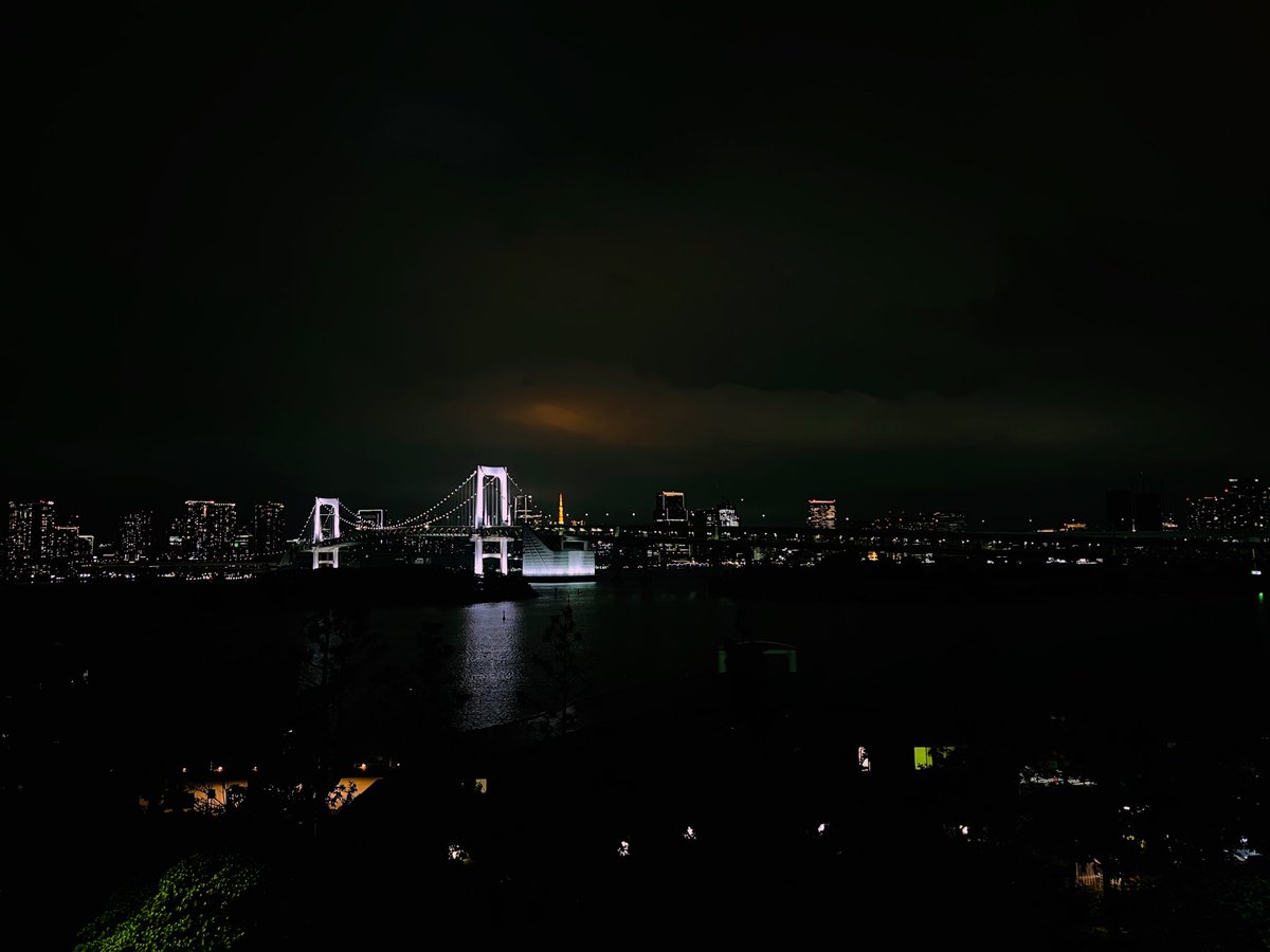 夜景ってさ
綺麗だよね

たまに離れて
遠くから夜景をみたくなるよね

私も大好き。

でもさ、今ふと思ったの。

この景色を作ってるのって
生活があるからなんだなって。

誰かの毎日なんだよな、って。

会社、お家、車、
街灯、航空障害灯、
働く人がいて、生活する人がいて