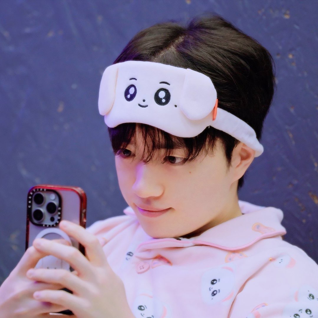 springfallph's tweet photo. Happy Keria Day GA 🐶 (can't end this day without a giveaway!!)

🩷 RT &amp; Like this tweet
🩷 Reply your fave @T1Keria photo/video 

🎁1 winner of his 2025 Birthday Keychain

*for ph only
*ends by midnight, must be willing to wait for prize to arrive (secured under neta) https://t.co/8IBxmATLvM