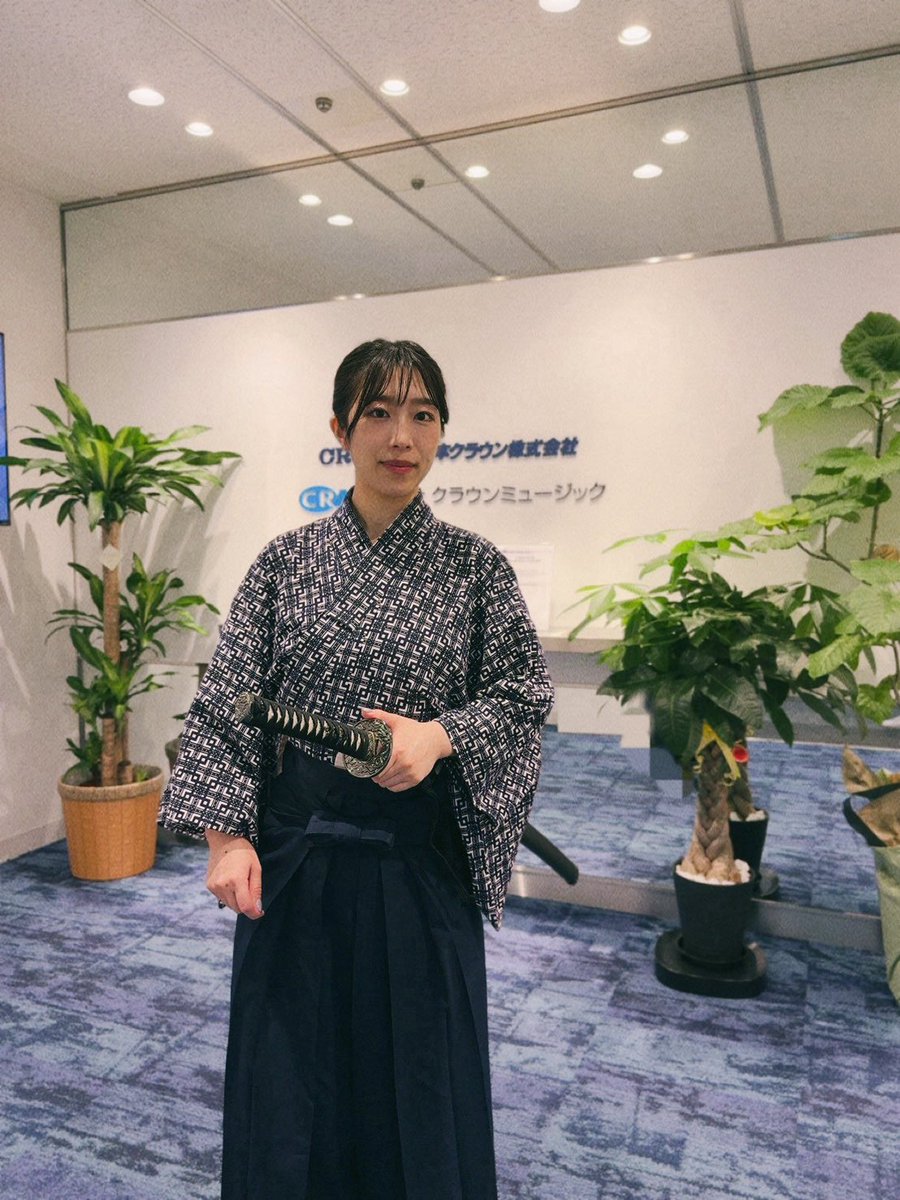 事務所で取材や撮影など⚔️

何気なく写真とったらちょっと違和感（笑）
令和にタイムスリップしたみたい。笑

#殺陣
#竹光刀
