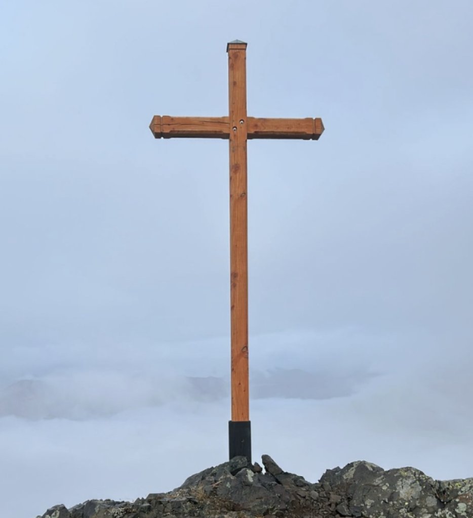 ✝️ La mairie de Montgenèvre, dans les Hautes-Alpes, a mobilisé un hélicoptère afin de retirer une croix qui avait été rénovée par des randonneurs au sommet du mont de la Plane.

Un calvaire se trouvait à cet endroit depuis le XIXe siècle, mais Guy Hermitte, le maire de la