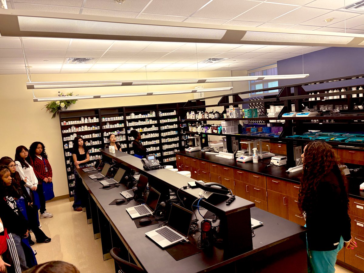 🩺 10th grade Health Science students explored the world of Medical Assisting, Pharmacy Tech, EMT, and Nursing during a hands-on tour at San Jacinto College! Real skills, real labs, and real inspiration for future healthcare heroes. 💙 #SheldonCTE #FromClassroomToCareer
