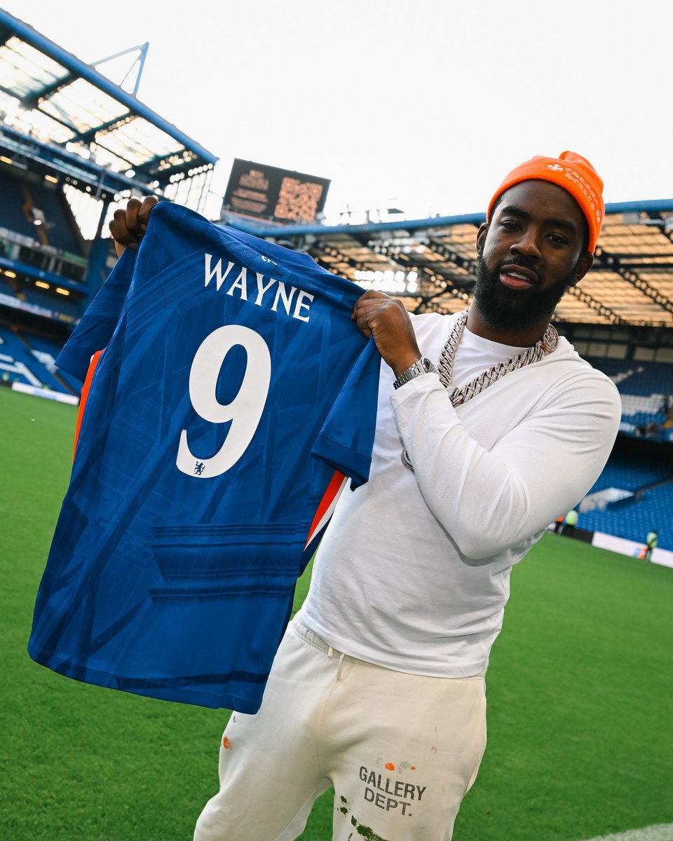 ChelseaFC's tweet image. British rapper and Chelsea fan Tion Wayne supporting the Blues at the Chelsea Legends match last Saturday! 💙
With @CFCFoundation. 😁