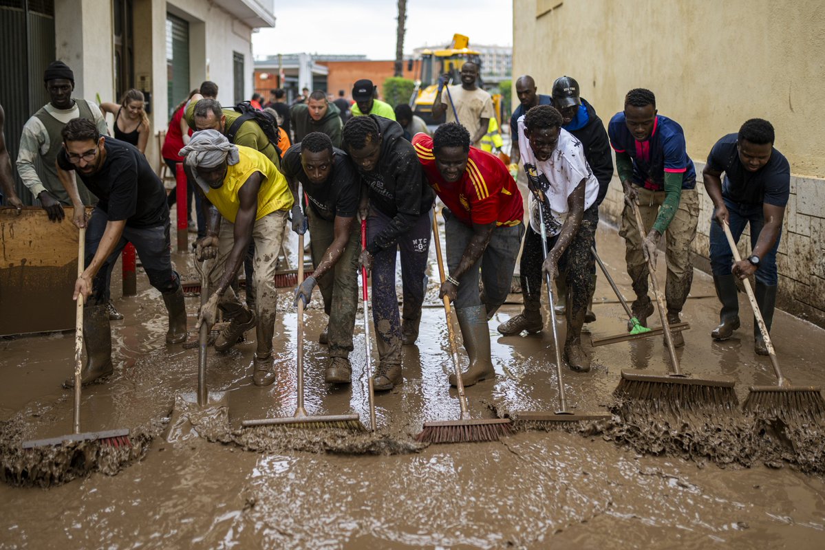 Fonsi Loaiza (@fonsiloaiza) on Twitter photo Esto no te lo enseñarán los ultraderechistas que difunden bulos contra los inmigrantes. Son trabajadores migrantes en La Ràpita (Tarragona) tras las inundaciones por la DANA Alice. La fotoperiodista <a href="/Occat93/">Lorena Sopena 📸∞#NouBarris</a> ha inmortalizado este momento. Esto no te lo enseñarán los ultraderechistas que difunden bulos contra los inmigrantes. Son trabajadores migrantes en La Ràpita (Tarragona) tras las inundaciones por la DANA Alice. La fotoperiodista <a href="/Occat93/">Lorena Sopena 📸∞#NouBarris</a> ha inmortalizado este momento.