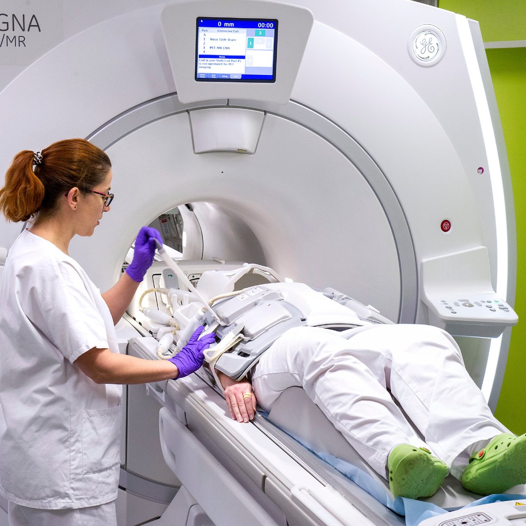 #CEA80ans | 💙1958 : les Schtroumpfs débarquent dans Spirou et colorent le monde en bleu.
À Orsay, le CEA, éclaire l’invisible en utilisant l’atome au service du vivant. ⚛️
Avec la création du SHFJ, il est un acteur historique de la médecine nucléaire.
👉bit.ly/medecine-nucle…