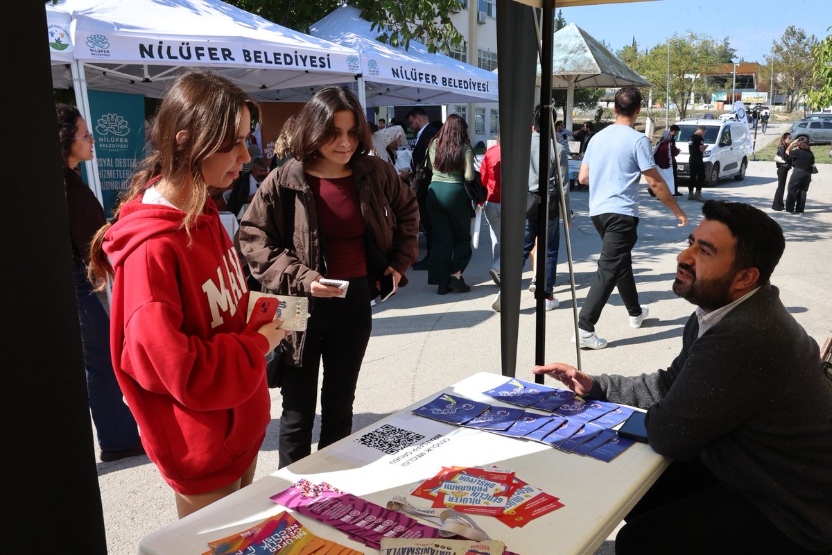 Bursa Uludağ Üniversitesi’nin 14–16 Ekim Oryantasyon Günleri’nde öğrencilerle buluşuyoruz.
Mediko Sosyal ve Gençlik Danışma Merkezi önündeki standımızda, sosyal yardımlardan kültürel ve sanatsal aktivitelere, spor imkanlarından gönüllülük projelerine kadar öğrencilerin hayatını