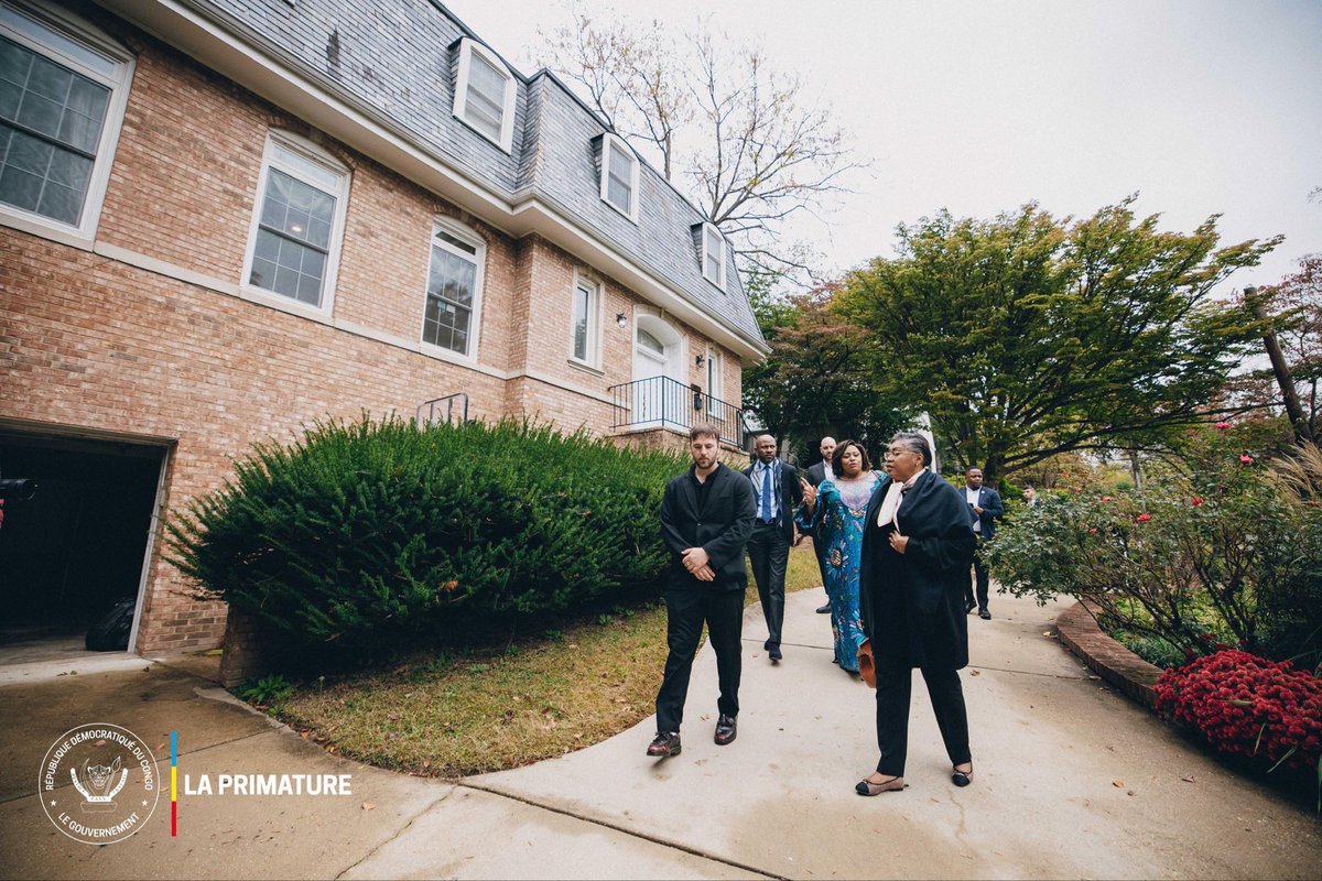 PrimatureRDC's tweet image. #Washington #Diplomatie
13 octobre 2025 | En mission aux États-Unis pour représenter le Président Félix-Antoine Tshisekedi au Forum économique et d’investissement RDC–USA (14–15 octobre), la Première Ministre Judith Suminwa Tuluka a inspecté le patrimoine diplomatique congolais à…