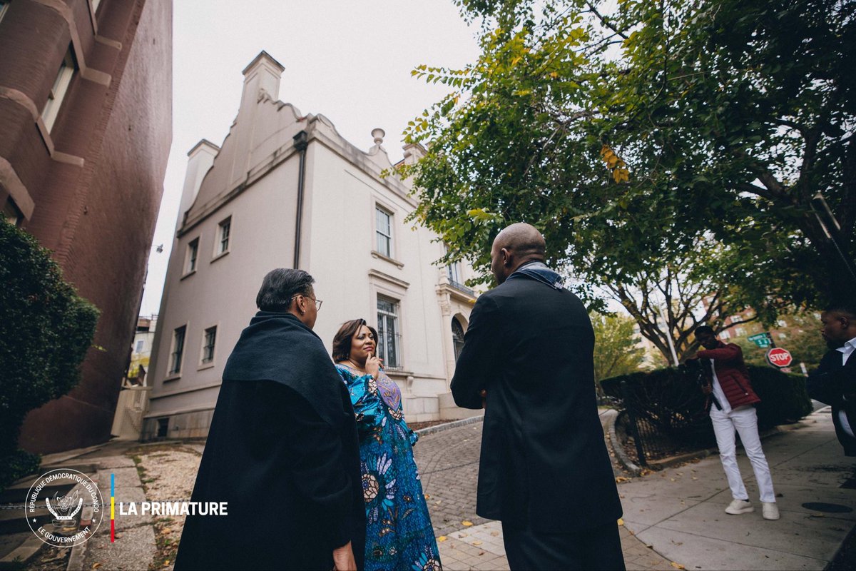 PrimatureRDC's tweet image. #Washington #Diplomatie
13 octobre 2025 | En mission aux États-Unis pour représenter le Président Félix-Antoine Tshisekedi au Forum économique et d’investissement RDC–USA (14–15 octobre), la Première Ministre Judith Suminwa Tuluka a inspecté le patrimoine diplomatique congolais à…