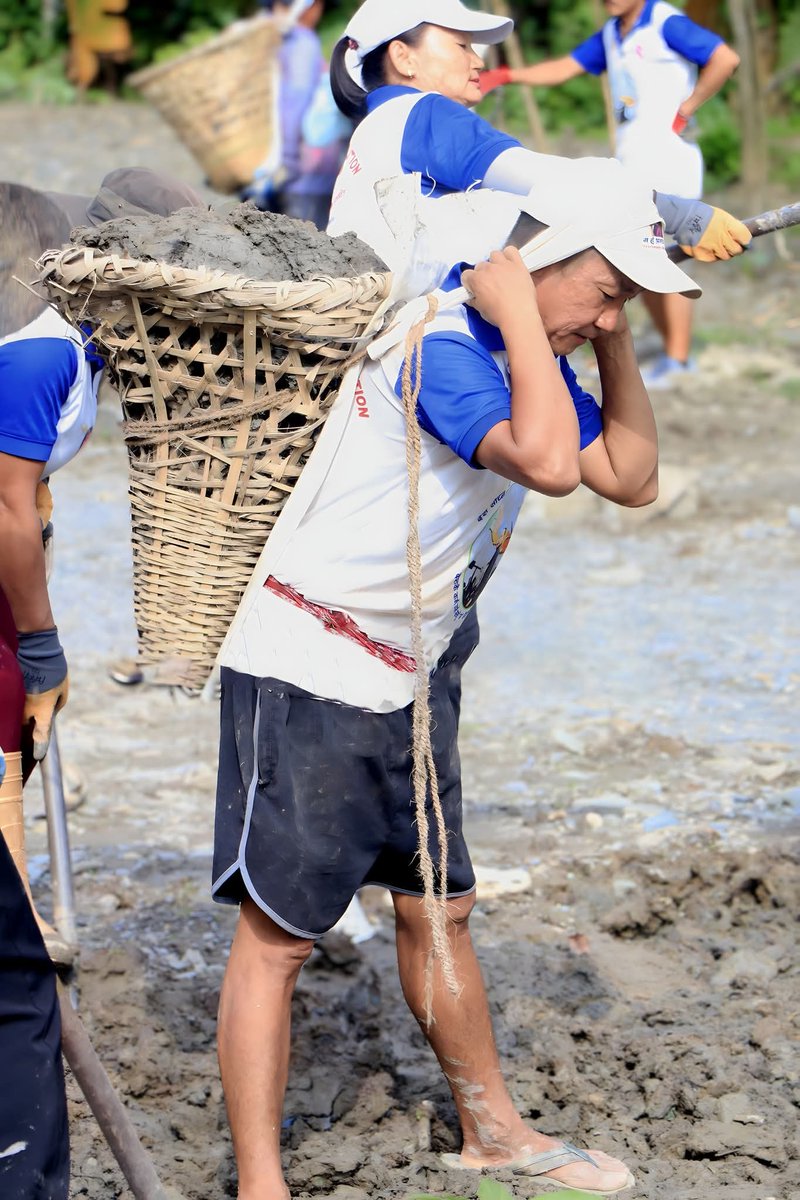 किशान झैँ फोहोर लेख्नु भन्दा बरु हर्क साम्पाङ झैँ फोहोर लेख्नु नि ! माटोलाई फोहोर ठान्नेहरु विरुद्ध हामी आएका छौँ माटोको टिका लगाएर देश बचाउन !