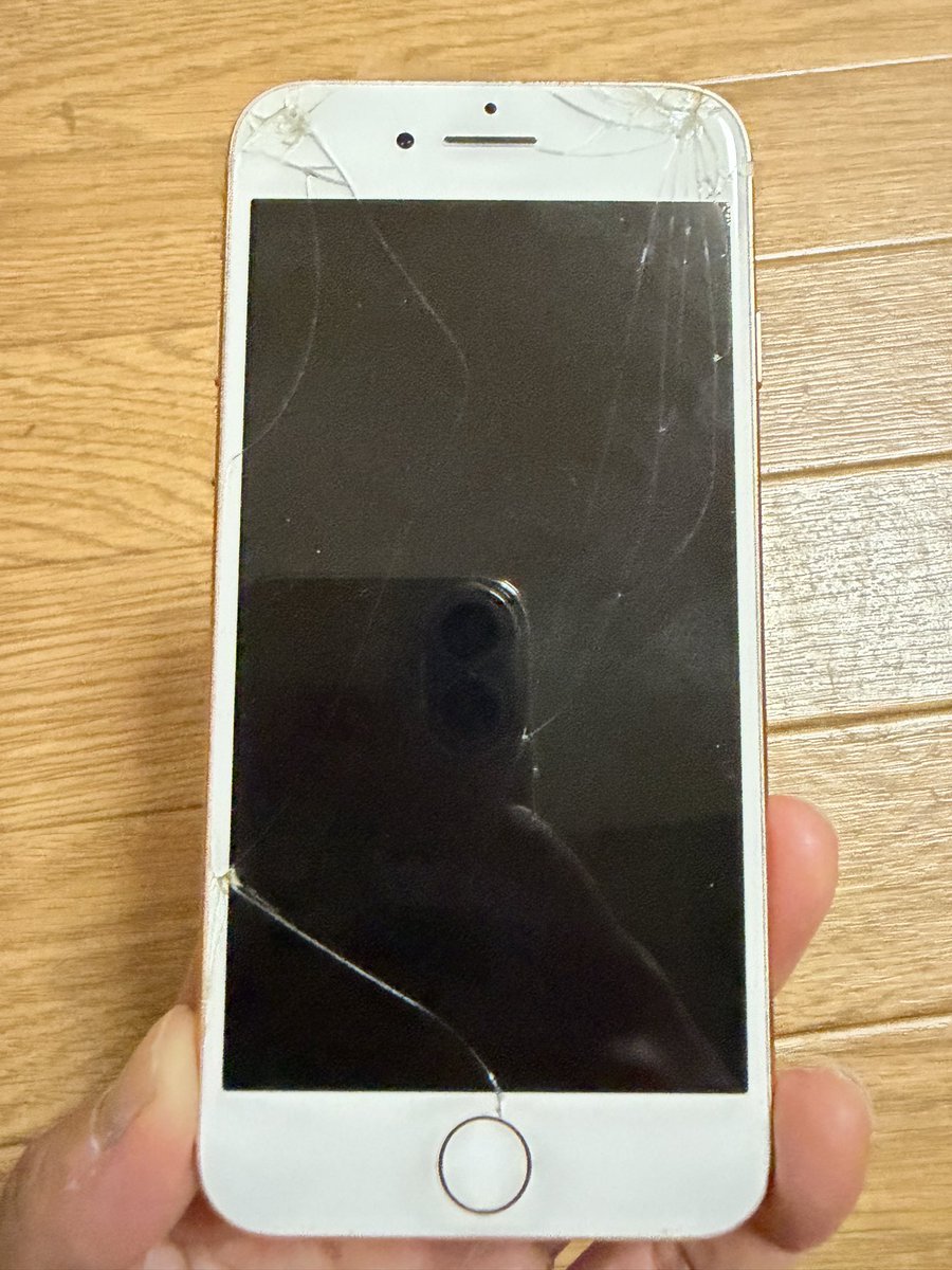 7年以上愛用していたiPhone📱

画面バキバキに割れてしまっても
頑張ってくれていましたが💦

数ヶ月前からカメラ不具合で
危篤状態に…
とうとう逝ってしまいお別れする事に😭

思い出いっぱい✨

長い間お疲れ様でした＆ありがとう❣️