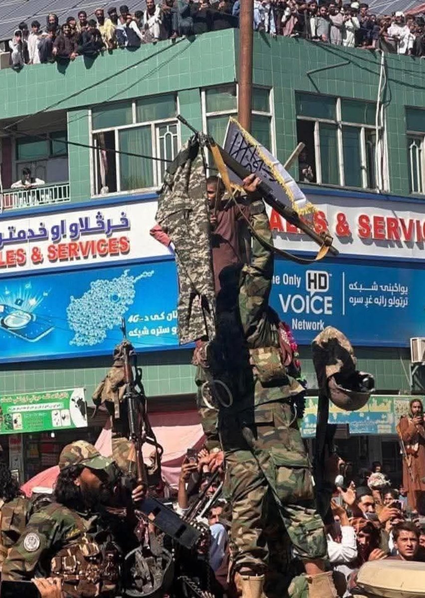 Afghan Taliban fighters have hung the uniforms of captured Pakistani soldiers in several city centers of Afghanistan 

🇦🇫🇵🇰