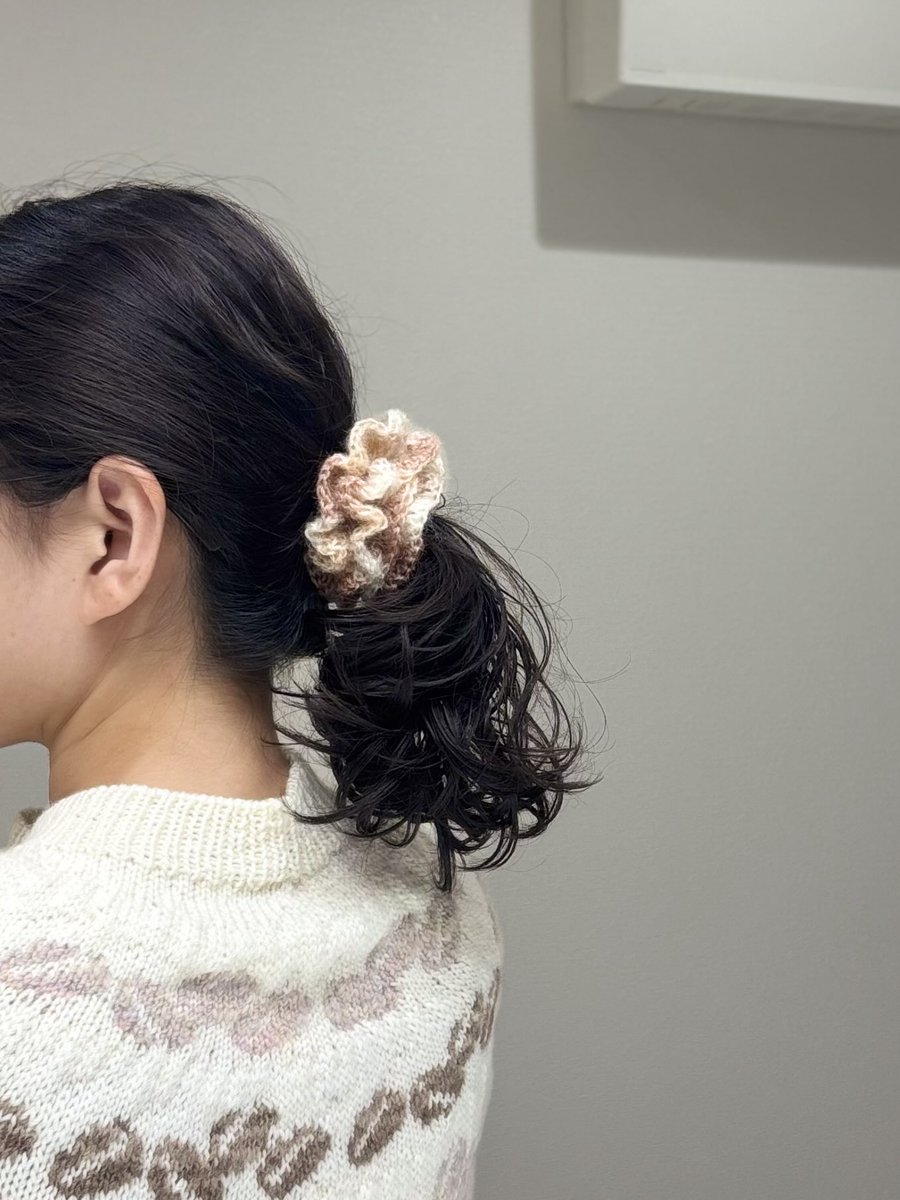 美容院でパーマかけてもらってる間、ゆってたゴムと持ってきた糸使ってシュシュ錬成したら美容師さんに「そういうパフォーマンスの方ですか？」と言われました🤣
せっかくかけてもらったパーマだから、優しくまとめられるシュシュが欲しくてね。