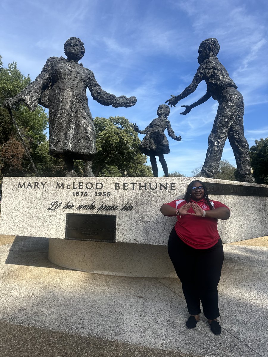 uofsccosw's tweet image. COSW's Jasmine Shuler was selected to represent #SC at the 2025 Youth Leadership Institute hosted by the Annie E. Casey Foundation. The program recognizes youth leaders improving outcomes for peers transitioning from foster care. #changemaker #socialwork