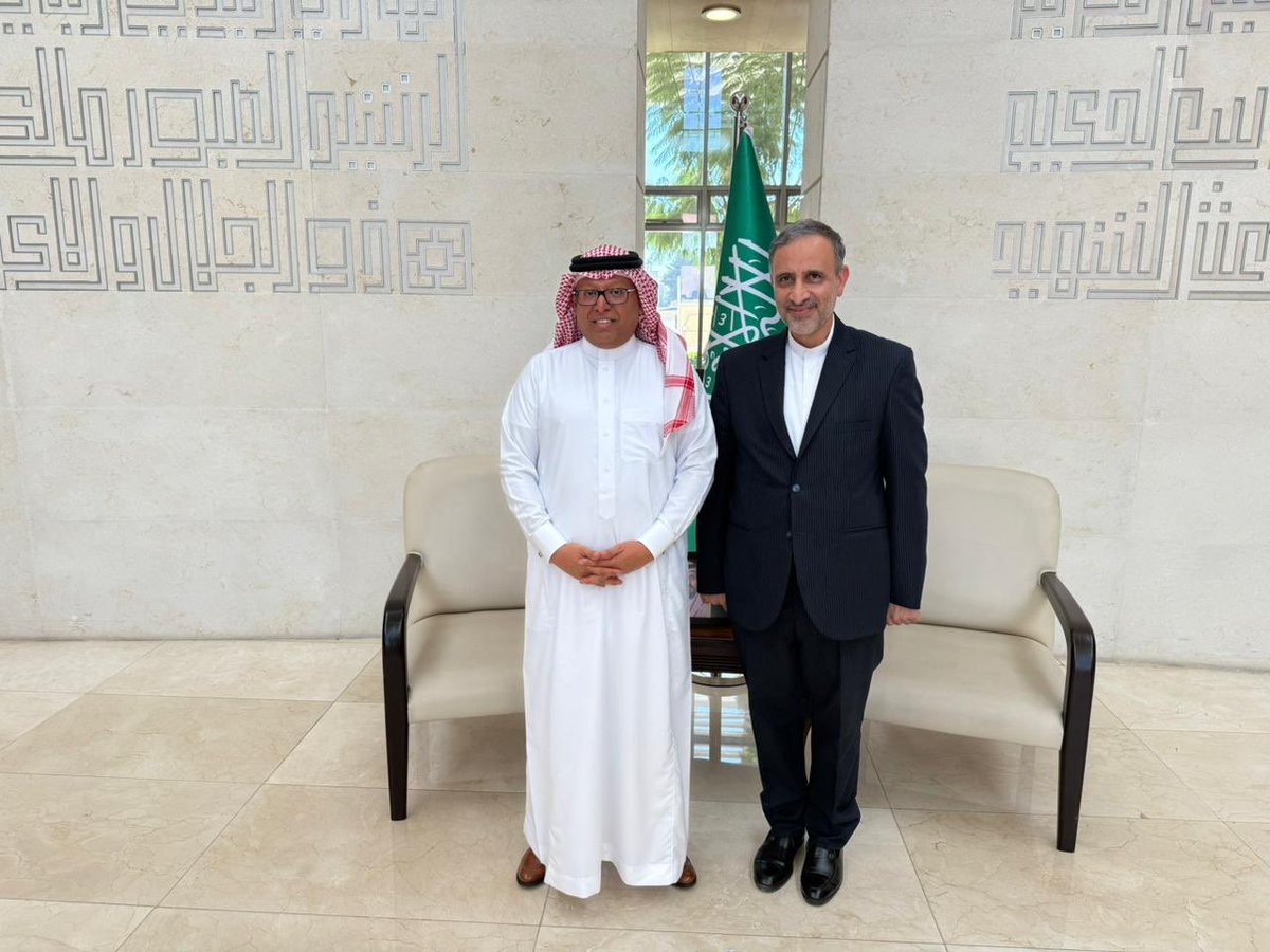 استقبل القائم بالأعمال بالإنابة #محمد_بن_حسن_مونس <a href="/monis557/">M.MONIS</a> اليوم في مكتبه  بالسفارة القائم بالأعمال للجمهورية الاسلامية الإيرانية الشقيقة #داود_حبيب.
 
وجرى خلال اللقاء بحث العلاقات الثنائية بين البلدين الشقيقين وسبل تعزيزها وتطويرها.