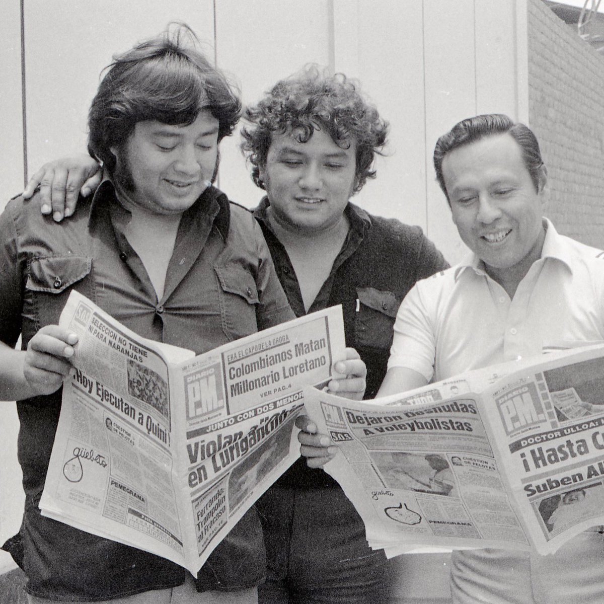 INFOPESA's tweet image. ⏰ 🗞️ ¡Un gran recuerdo! Core Cuestas, autor del hit “Ojitos Mentirosos”, interpretado por “El Combo Palacio”, Beto Cuestas líder de “Los Ecos” y Alberto Maraví, fundador de Infopesa. contemplando las noticias musicales del extinto diario ochentero P.M ✨🎶