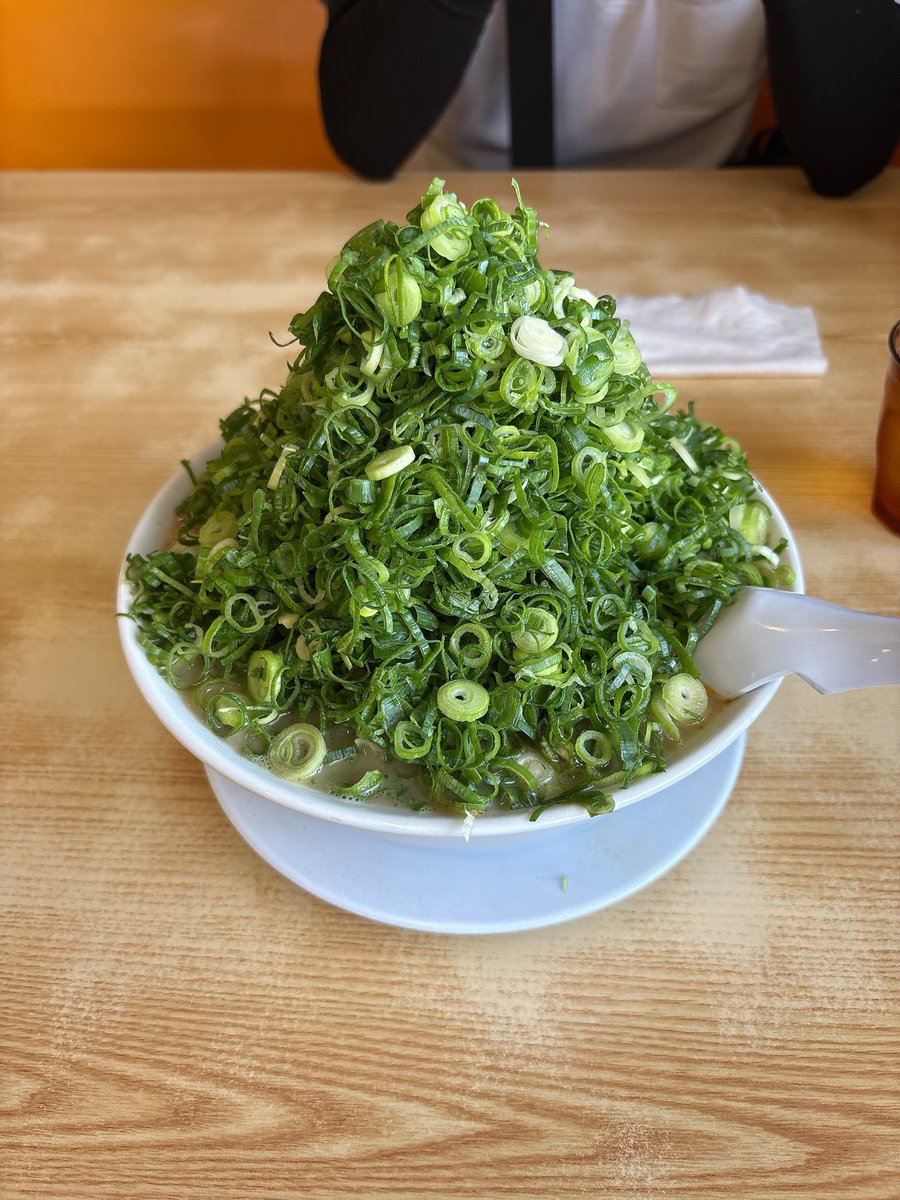 Rk_Zephyr's tweet photo. 鹿児島の店名ぶんちゃんラーメン
この見た目でもやしラーメンです！
ネギは通常の量！🤪
美味しいかっです！ https://t.co/iOLGjcG5HZ
