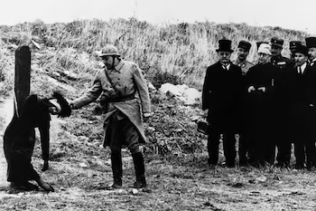 sdtiempo's tweet photo. 7⃣
El 15 de octubre de 1917 fue fusilada en Vincennes. Vestía el negro y pidió no ser vendada. Miró a los soldados y lanzó un beso antes del disparo final. Nadie reclamó su cuerpo. Décadas después, su cabeza desapareció del museo donde estaba. 

El misterio persistió post-mortem. https://t.co/iX4BaEpgax