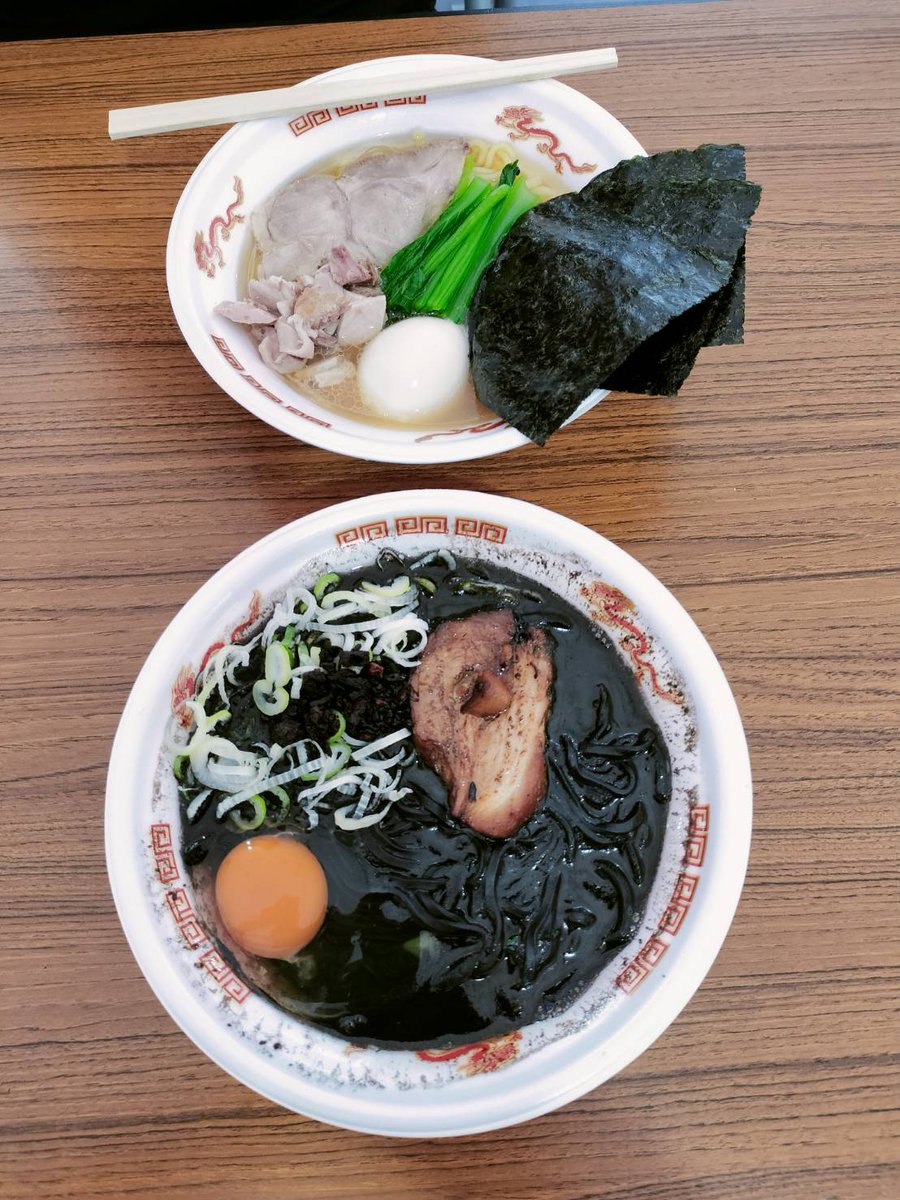 nnhoooooo's tweet photo. 今年も神の祭典がやってきました
今日のラインナップは
・Nii ブラック味噌らぁ麺
・豚骨青翔 クリア豚骨家系
・麺屋四季 伊勢海老濃厚つけ麵
・麺屋Aishin 甘海老のにごり塩そば
・ONOdeらーめんH 海老de背脂～めん
全部うまい！海老の３種類食べ比べ最高過ぎたけどブラック味噌のパワーが強すぎた https://t.co/uTMu9qBzQv