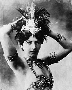 sdtiempo's tweet photo. HISTORIA DE ESPÍAS.

Durante la Primera Guerra Mundial, mientras Europa ardía, una mujer bailaba entre generales y reyes. La llamaban "Mata Hari". Su verdadero nombre era Margaretha Geertruida Zelle.

Su destino implicaría ser la espía más famosa o la víctima perfecta del S.XX. https://t.co/38qKEMyWOC