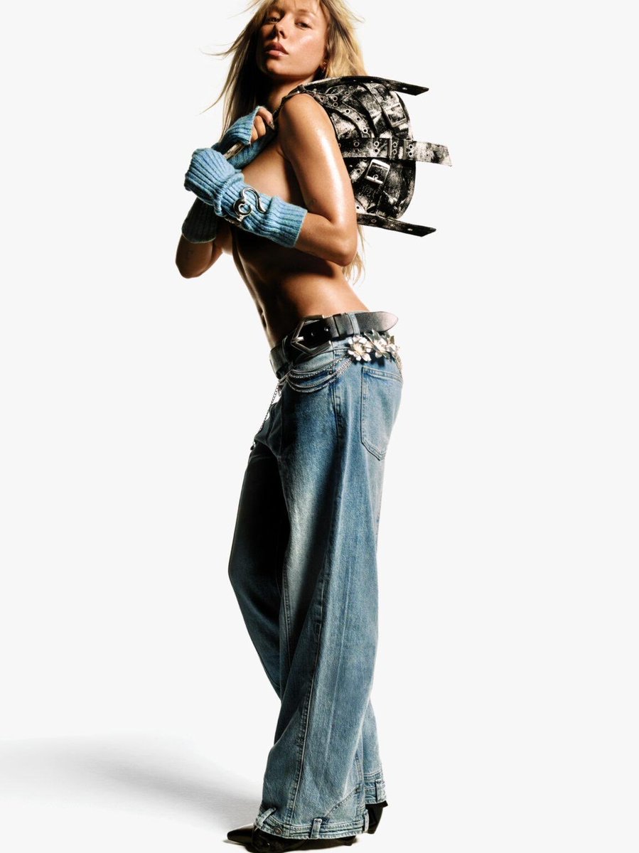 ilyaputo's tweet photo. ester expósito for desigual https://t.co/DbPSdbqc7l