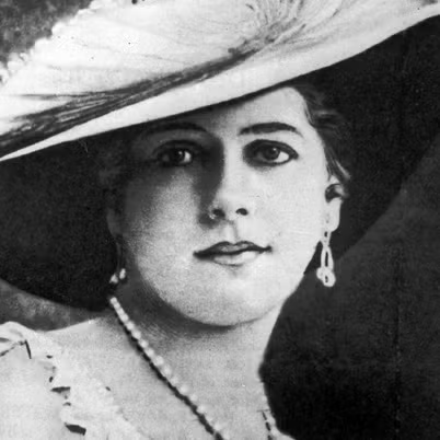sdtiempo's tweet photo. 6⃣
Los franceses la vigilaban. En 1917 fue arrestada en el Hotel Élysée Palace. Su juicio fue un espectáculo: sin pruebas firmes, con testigos dudosos y un tribunal más moralista que justo. 

Mata Hari ya había sido condenada por su propio mito. https://t.co/Fr4mtKGGbf