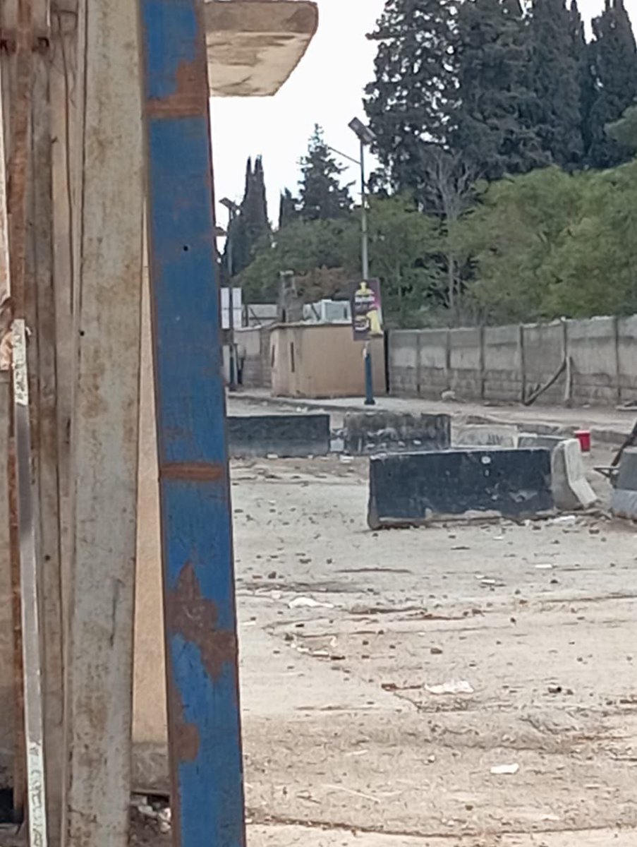 Eli_Rojava's tweet image. 🔴 Two main roads in the neighborhoods of #Sheikh_Maqsoud and #Ashrafieh remain closed.
Public Security checkpoints continue their violations, including harassment, arrests, and searches of women’s bags.
The situation in the two neighborhoods remains unchanged with no improvement