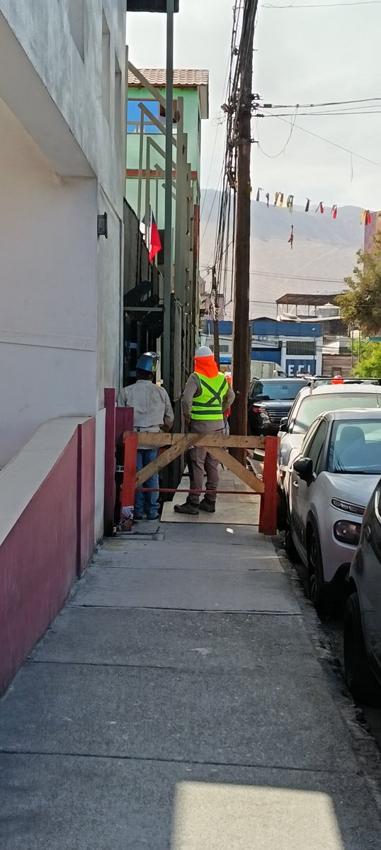 Así piola...
Como no tienen espacio, se tomaron la mitad de los vereda. Esa vereda que es de todos!

Quien autoriza estos trabajos?
Barrio patrimonial el morro siendo completamente vulnerado.
Taparon red seca
<a href="/cbi_iqq/">Cuerpo de Bomberos de Iquique</a>
#iquique 

<a href="/matiasramirezpa/">Matias Ramirez Pascal</a> 
<a href="/RenzoTrisotti/">Renzo Trisotti M.</a> 
<a href="/Luzebensperger/">Luz Ebensperger</a>