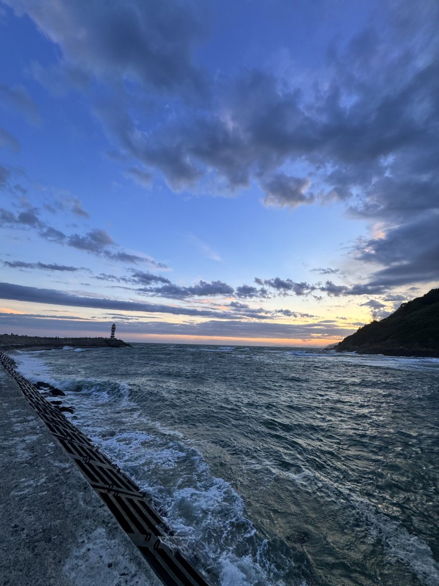 CorevcShort's tweet image. 空がそっと囁いてるみたい。「今日もお疲れさま」って、夕焼けが優しく語りかけてくれる🌤