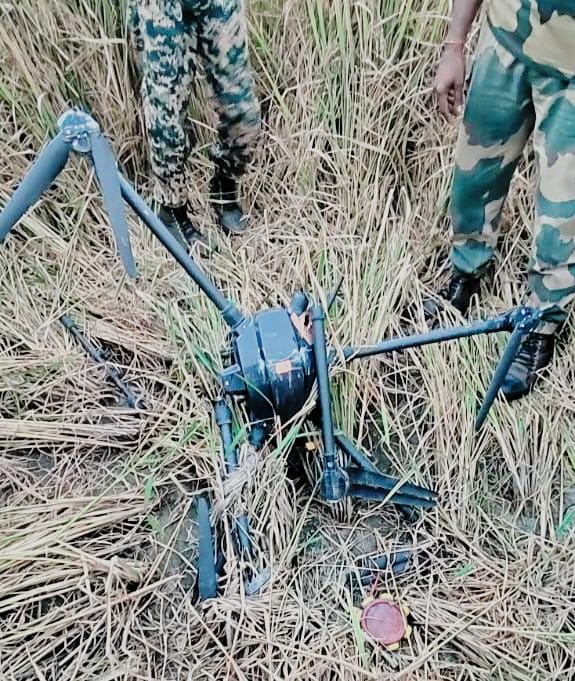 HarjeetSingh1h's tweet image. 🎯 Precision. Persistence. Protection.
BSF’s back-to-back seizures of drones and heroin in Amritsar show how seriously they’re tackling cross-border narcotics smuggling.🚫🛰️
#AlertBSF #BSFDroneSlayers #DrugsFreeIndia