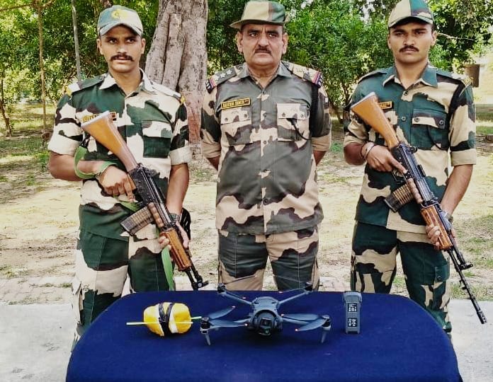 HarjeetSingh1h's tweet image. 🎯 Precision. Persistence. Protection.
BSF’s back-to-back seizures of drones and heroin in Amritsar show how seriously they’re tackling cross-border narcotics smuggling.🚫🛰️
#AlertBSF #BSFDroneSlayers #DrugsFreeIndia
