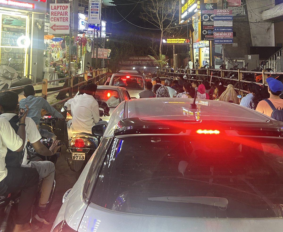 beingpunekar1's tweet image. Major traffic congestion has been reported in the Peth areas and Pimpri Camp due to Diwali shopping rush across Pune and PCMC. Commuters are requested to use the Metro and park vehicles only in designated parking areas
#Pune #PCMC