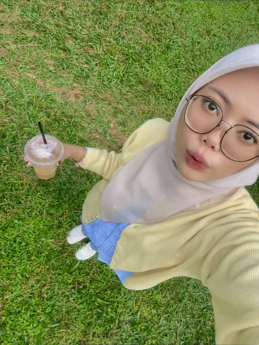 caramiiil's tweet photo. yellow and blue combo 💛💙 https://t.co/F48DVUTm2p