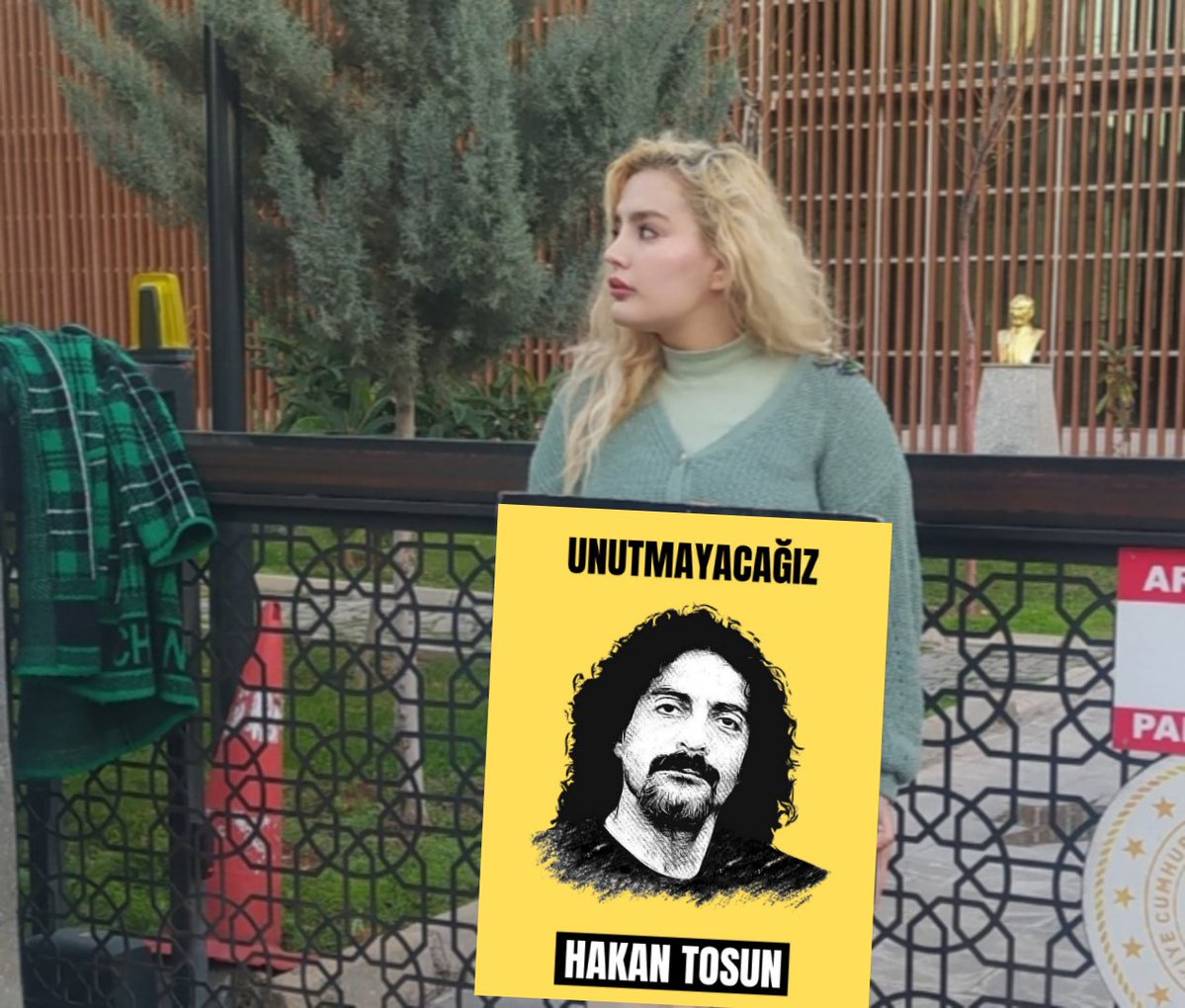 Bugün çocuklarımız için yaptığım eylemin 673. Günüydü.

HAKAN TOSUN; BU DÜNYANIN EN SAVUNMASIZ CANLILARI OLAN BİTKİLER VE BÜTÜNÜNDE DOĞA'NIN KORUNMASI İÇİN KENDİNİ SİPER ETTİ.
GAZETECİLİĞİNİ ONURLA YAPTI FAKAT SOKAK ORTASINDA DÖVÜLEREK ÖLDÜRÜLDÜ.
AİLESİNE, SEVENLERİNE SABIR