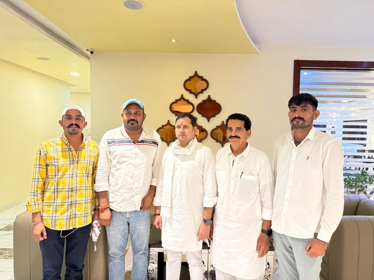 Shreeramrav's tweet image. आज सांचौर में कांग्रेस नेता श्री वैभव गहलोत जी से सौहार्दपूर्ण भेंट हुई।
धौरीमन्ना के पूर्व प्रधान एवं पीसीसी सदस्य ताजारामजी चौधरी के साथ संगठन की मजबूती व आगामी रणनीति पर रचनात्मक चर्चा हुई।
#Congress #Rajasthan #VaibhavGehlot
@VaibhavGehlot80 @ashokgehlot51
@ManzuDinesh
