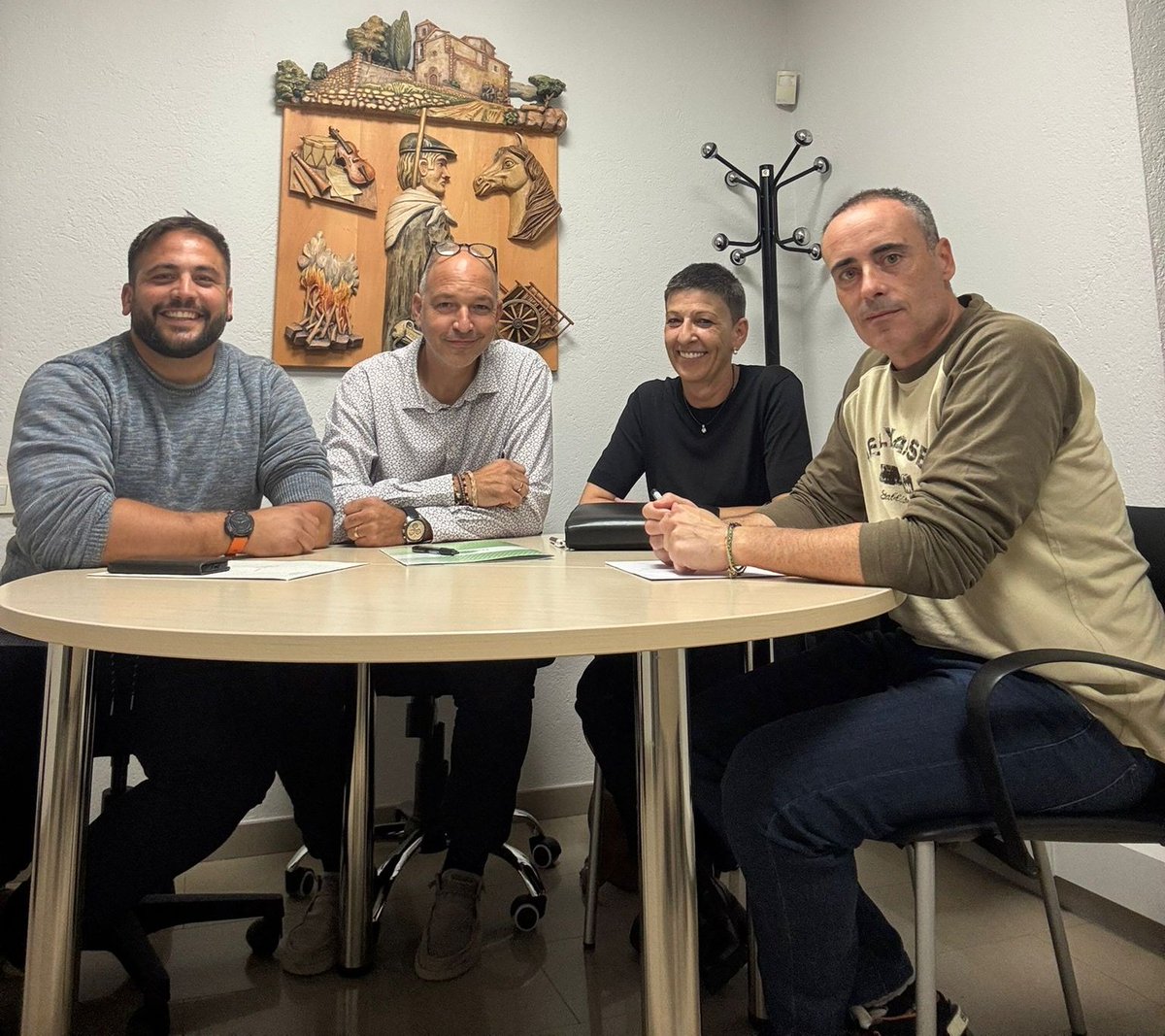 📝🤝🏻 Aquest matí s’ha celebrat una nova reunió de seguiment del Pla d’Acció Municipal (PAM), el document aprovat a l’inici de la legislatura que fixa les prioritats i línies d’actuació de l’equip de govern de l’Ajuntament de Prats de Lluçanès.

[1/2] Segueix ⬇️
