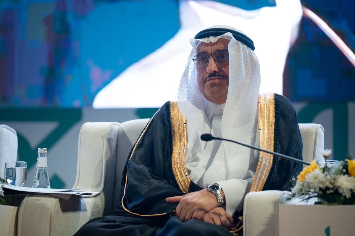 kauedu_sa's tweet image. تناولت الجلسة الأولى من ندوة #شجاعة_العربية محاور علمية حول قدرة اللغة العربية على مواكبة العصر الرقمي، وتوظيف الذكاء الاصطناعي، وتعزيز التواصل الحضاري، بمشاركة نخبة من العلماء والمفكرين:
• معالي الشيخ د. صالح بن حميد - إمام وخطيب المسجد الحرام، والمستشار في الديوان الملكي
•…