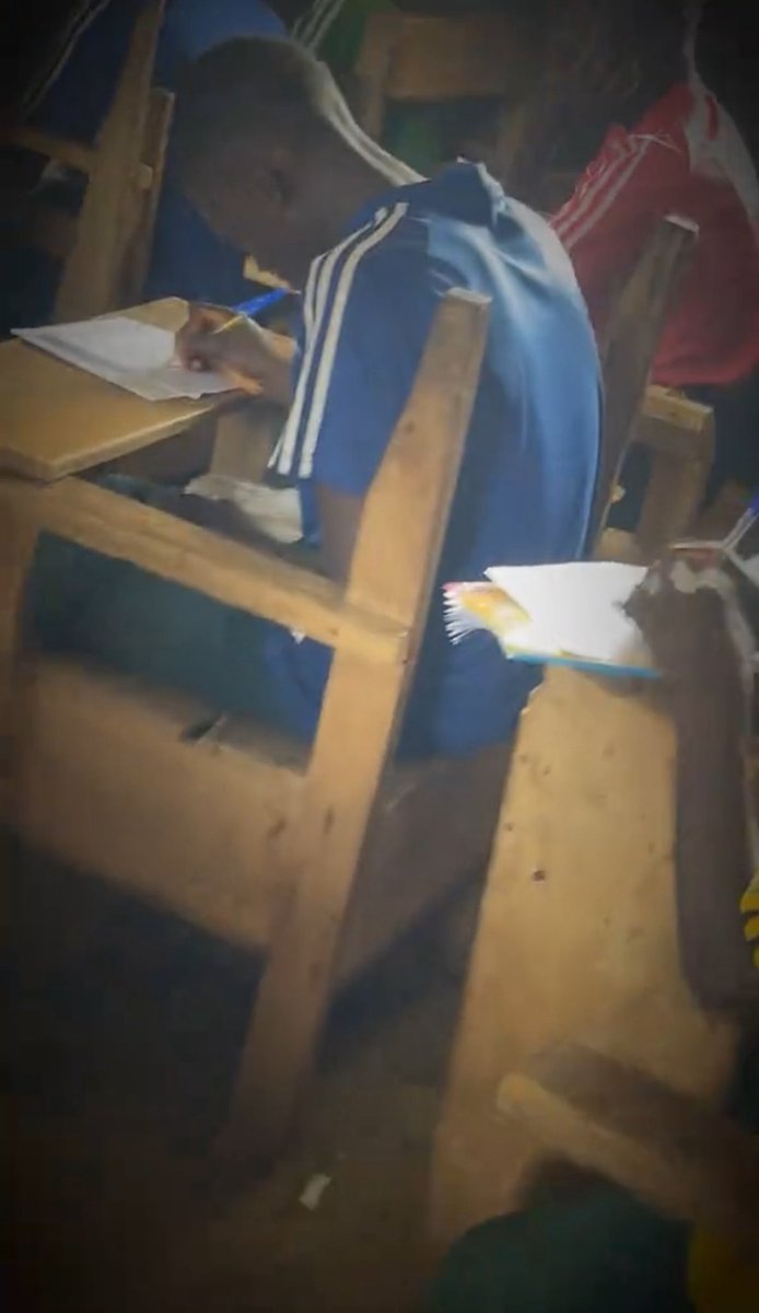 oxygist's tweet image. He was asked to invigilate a community secondary school with their welcome test as a student teacherโ then this happened ๐ญ๐๐
(#NGABEN #ใตใใซใผๆฅๆฌไปฃ่กจ Shameless Jay Jay Okocha)