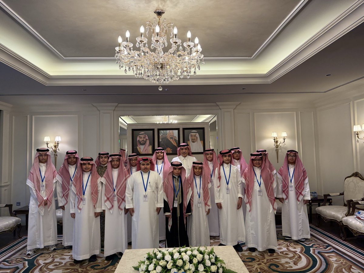 #أبوظبي | أستقبل سعادة #سفير_خادم_الحرمين_الشريفين #سلطان_اللويحان_العنقري بمقر السفارة سعادة مدير مدرسة أسراري المتوسطة في الرياض  الاستاذ/ محمد المرشد ، والوفد المشارك في رحلة الطلاب المدرسية الى العاصمة  #أبوظبي ، حيث رحب سعادة السفير بالطلاب المشاركين في هذه الرحلة متمنياً