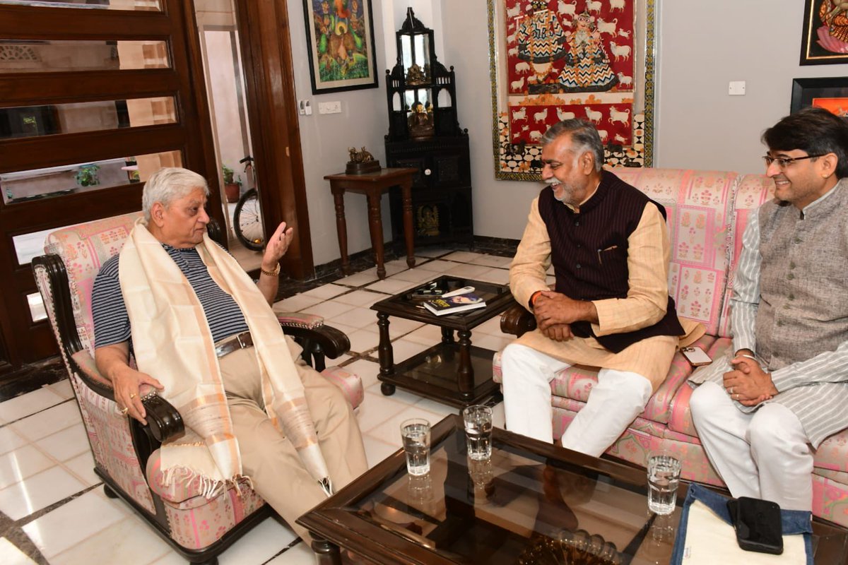 आज दोपहर जयपुर में पत्रिका समूह के अभिभाविक श्रीवेदमूर्ति मा गुलाब कोठारी जी से भेंट कर “परिक्रमा कृपासार “भेंट की ।आत्मीय और पारिवारिक वातावरण में दोपहर भोजन के साथ उनके द्वारा चलाए जा रहे नारी जागरण अभियान एवं सतत लेखन पर विशेष चर्चा हुई ।लौटते समय मुझे आ कोठारी जी द्वारा लिखित