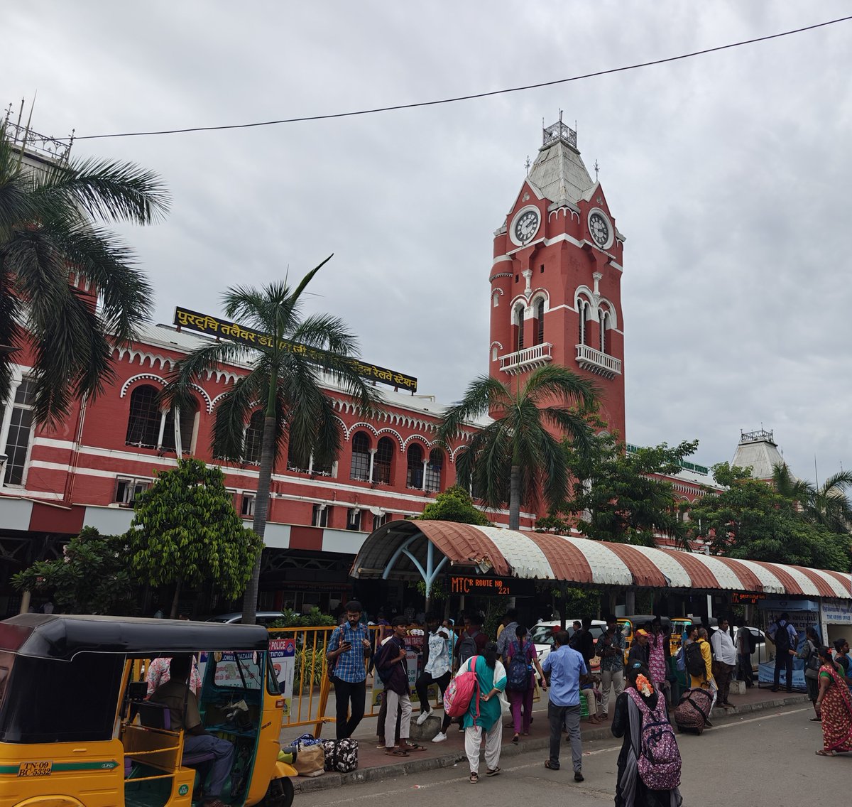 🚨 Festive crowd-control boost! 🚆

Only confirmed-ticket passengers will be allowed entry at 4 key stations — Chennai Central, Egmore, Coimbatore &amp; Ernakulam.
Waitlisted passengers to wait in designated areas.

This should be implemented at Major Railway Stations of #Jharkhand