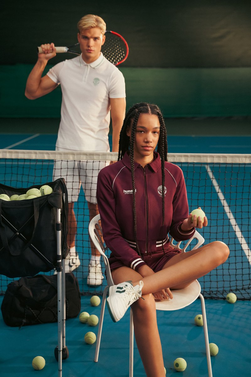 Oyunun en tarz hali: Tennis Club 🎾
Korttan ilham alan tasarımlar, şehrin temposuna hazır 🐝

#hummel #TennisClub