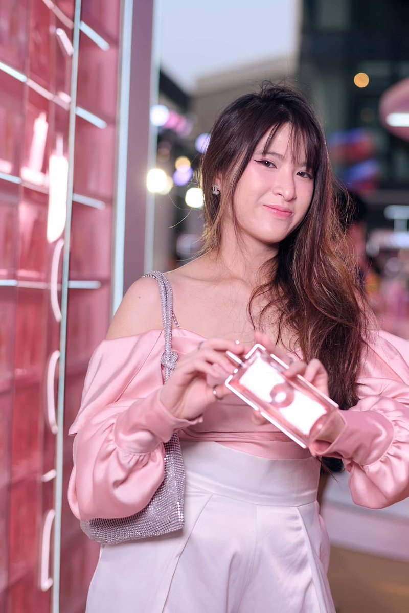 🌸สาวหวานอย่าเราต้อง LANCOME IDOLE EDP แบบน้องอ๊ะอาย สาวหวานที่เป็นตัวแทนของความมั่นใจเลยค่า 🫶

IDOLE EDP เปรียบกับไอดอลที่เป็นแรงบัลดาลใจของผู้หญิงในยุคนี้ กลิ่นที่สะท้อนถึงผู้หญิงที่อ่อนหวาน แต่เต็มไปด้วยความมั่นใจ เข็มแข็ง มีความสง่างาม เข้าถึงง่าย อยู่ด้วยแล้วมีความสุข