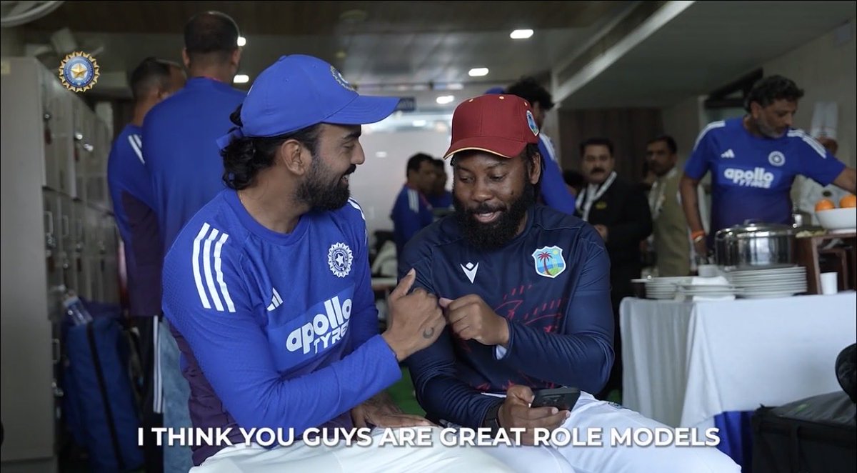 imArshit's tweet image. Beautiful gesture by Darren Sammy! ❤️

Cricket is more than just a game it&apos;s about learning, sharing, and growing together. Great to see legends like Gautam Gambhir inspiring the next generation. 

#WIvIND #GautamGambhir #DarrenSammy