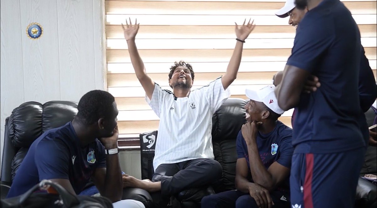 imArshit's tweet image. Beautiful gesture by Darren Sammy! ❤️

Cricket is more than just a game it&apos;s about learning, sharing, and growing together. Great to see legends like Gautam Gambhir inspiring the next generation. 

#WIvIND #GautamGambhir #DarrenSammy