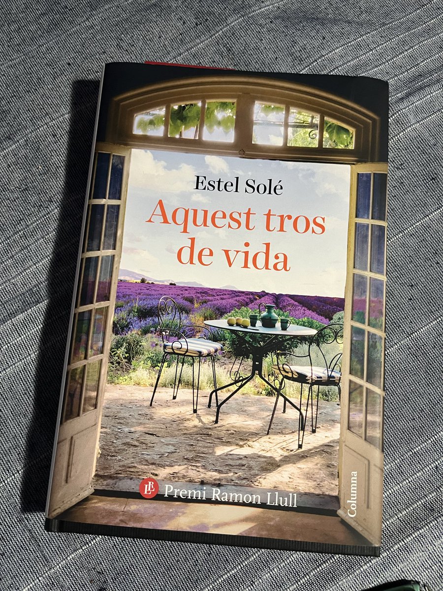 CSalaLlonch's tweet image. “I, des que soc mare, el dolor de les altres mares és el meu dolor, també.”

M’ha passat volant la història d’Aquest tros de vida d’@EstelSole